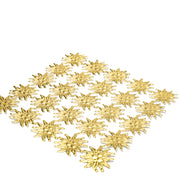 ☆ goldene blumenförmige Figuren auf weißem Hintergrund, die sich perfekt als elegante Dekorationselemente eignen.