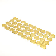 Eine Gruppe von ☆ in Goldfolie verpackten Schokoladenherzen, die an Dekoelemente erinnern, in Reihen auf weißem Hintergrund angeordnet.