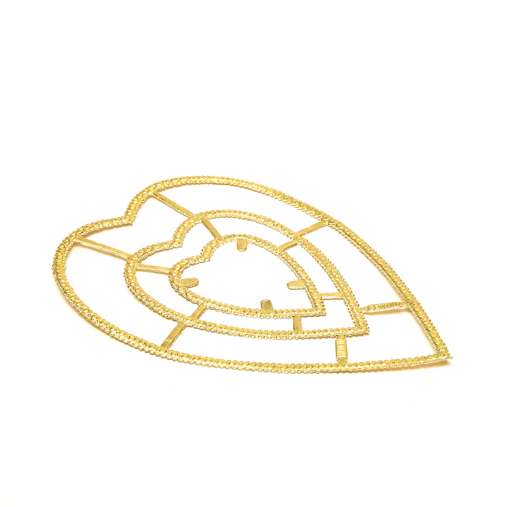 Goldenes Dekoelement der Marke ☆ mit drei filigran gearbeiteten, sich überlappenden Herzumrissen in verschiedenen Größen aus Papier, auf weißem Hintergrund.