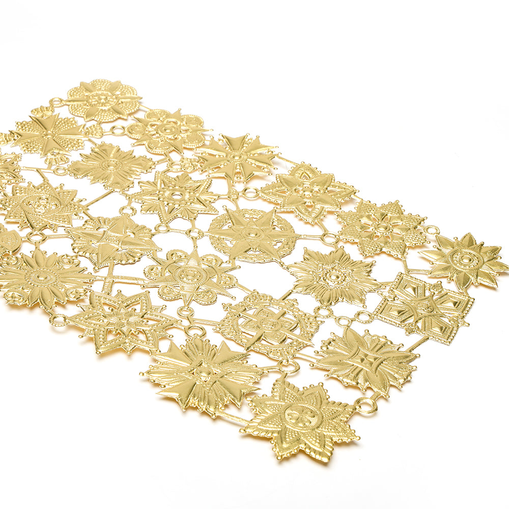 Das ☆ goldfarbene Filigranblech zeigt Stern- und Blumenmuster auf Weiß, ideal für Dekoelemente oder stilvolle Papierarbeitsprojekte.