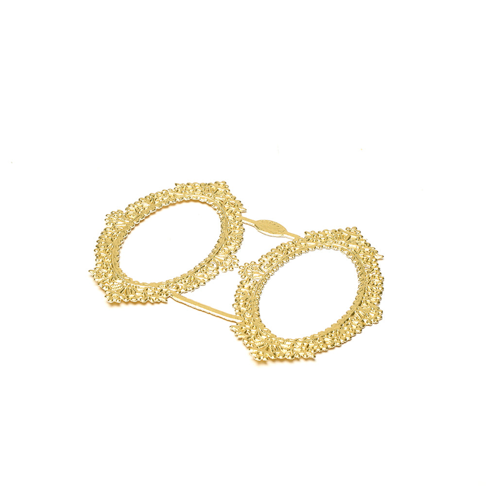 Ein Paar verschnörkelte, ovale, goldene Brillenfassungen von ☆ mit dekorativen, floralen Akzenten und aufwendigen Details.