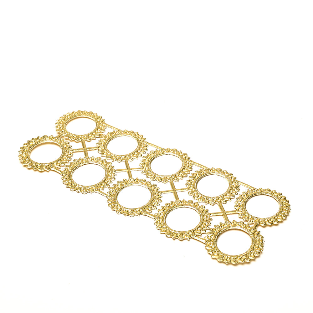 Verschnörkelter goldener Metallrahmen von ☆ mit zwölf runden, leeren Öffnungen in einem Gittermuster - perfekt zum Ausstellen von Miniaturfiguren oder als einzigartiges dekoratives Element für Ihre Papierbastelprojekte.