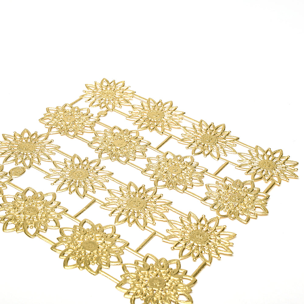 Dekorative Matte mit goldenen Blumenmustern und verschlungenen Blumenmustern auf weißem Hintergrund - ein elegantes Dekoelement, das Ihren Raum aufwertet.