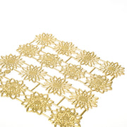 Dekorative Matte mit goldenen Blumenmustern und verschlungenen Blumenmustern auf weißem Hintergrund - ein elegantes Dekoelement, das Ihren Raum aufwertet.