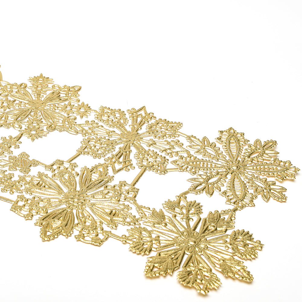 Die Schneeflocken-Ornamente in Goldmetallic von ☆, die auf weißem Hintergrund angeordnet sind, setzen elegante Dekorationsakzente - perfekt für festliche Dekorationen.