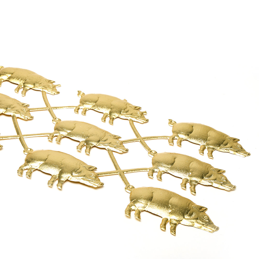 ☆ goldene schweinchenförmige Metallglieder, die in einem Kettenmuster auf einem weißen Hintergrund verbunden sind - ideal als einzigartige Dekoelemente oder lustige Akzente für Ihr nächstes Papierarbeitsprojekt.