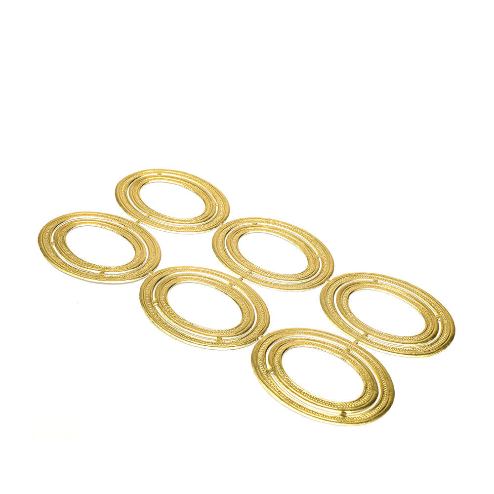 Sechs goldene ovale Dekoelemente von ☆ sind auf einem weißen Hintergrund angeordnet und setzen einen eleganten Akzent in jeder Papierarbeit oder Figurinen-Ausstellung.