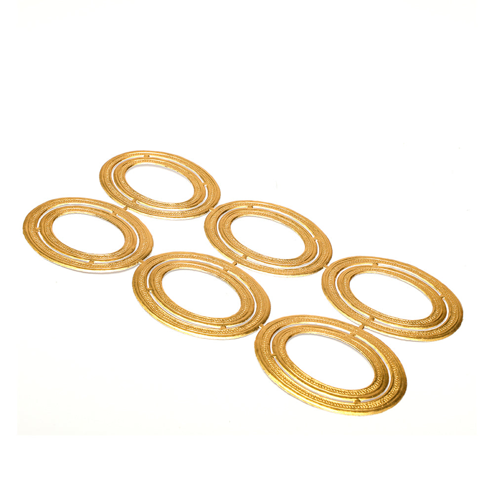 Sechs goldene ovale Serviettenringe von ☆ sind auf weißem Hintergrund angeordnet und eignen sich perfekt als elegante Dekorationselemente für Ihren gedeckten Tisch.