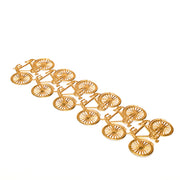 Diagonal angeordnete goldene Fahrradfiguren auf weißem Hintergrund - elegante Dekorationselemente, ideal für Ihre Bastel- oder Dekorationsprojekte.