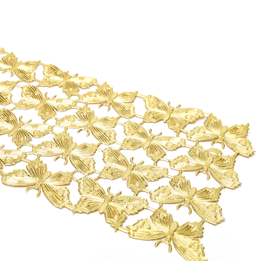 Das ☆ goldene Metallgitter zeigt verschlungene Schmetterlinge auf weißem Hintergrund, ideal als Dekoelemente oder für zarte Papierarbeiten.