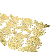 Verschnörkelte goldfarbene dekorative Metallausschnitte von ☆, die auf weißem Hintergrund angeordnet sind, erinnern an die zarte Kunst der Papierarbeit.