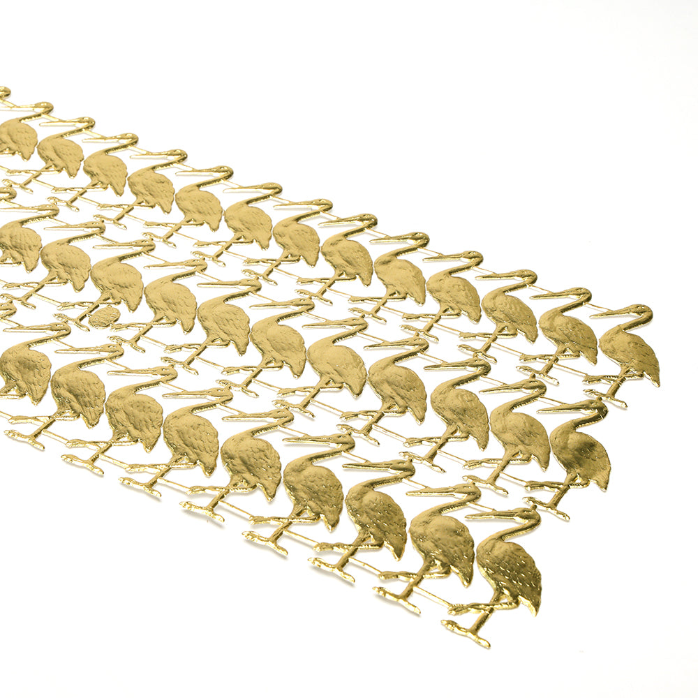 Reihen von goldenen Metallvogelfiguren von ☆, jede stehend und nach rechts gewandt, sind diagonal auf einem weißen Hintergrund angeordnet - charmante Dekoelemente für jedes Papierarbeitsprojekt.