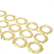 ☆ goldene Weihnachtskranz-Ornamente mit Schleifen und zarte Figuren sind diagonal als festliche Dekoration auf einem weißen Hintergrund angeordnet.