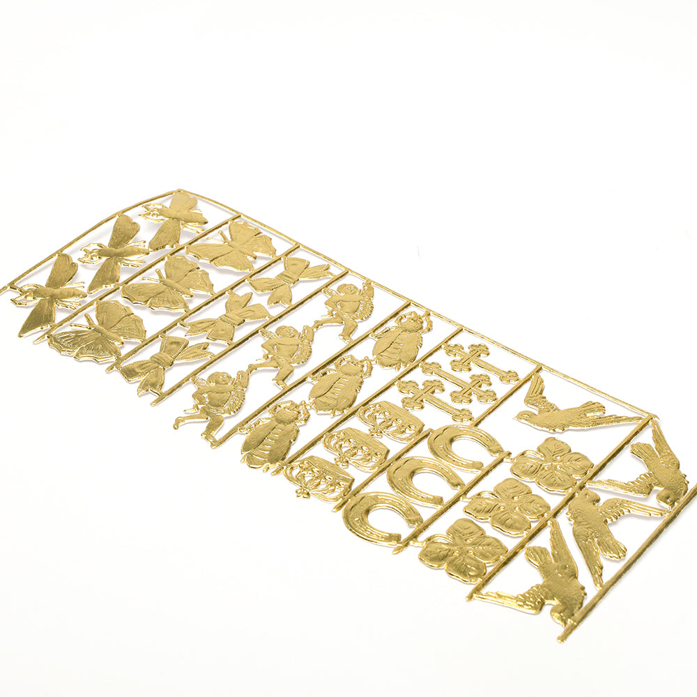 Goldfarbene Dekoelemente und Figurinen aus Metall von ☆, mit Engeln, Kreuzen, Hufeisen und Herzen. Perfekt, um Papierarbeitsprojekten Charme zu verleihen. Abgebildet auf einem weißen Hintergrund.