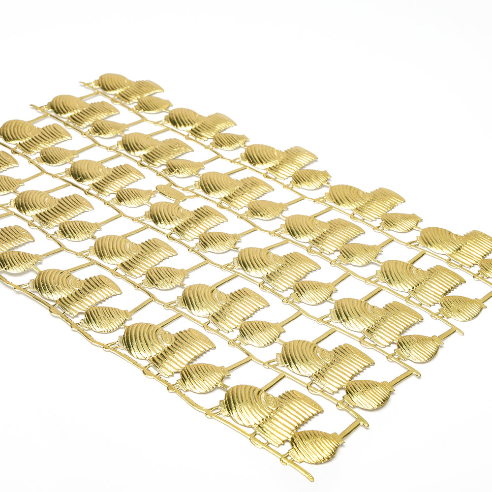 Dekoratives Netz in Goldmetallic von ☆ mit Reihen von blattförmigen Elementen auf weißem Hintergrund.