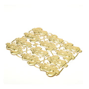 Der goldene Metalluntersetzer von ☆ zeigt ein verziertes, sich wiederholendes Blumenmuster auf weißem Hintergrund - perfekt, um Ihren Tisch elegant zu dekorieren.