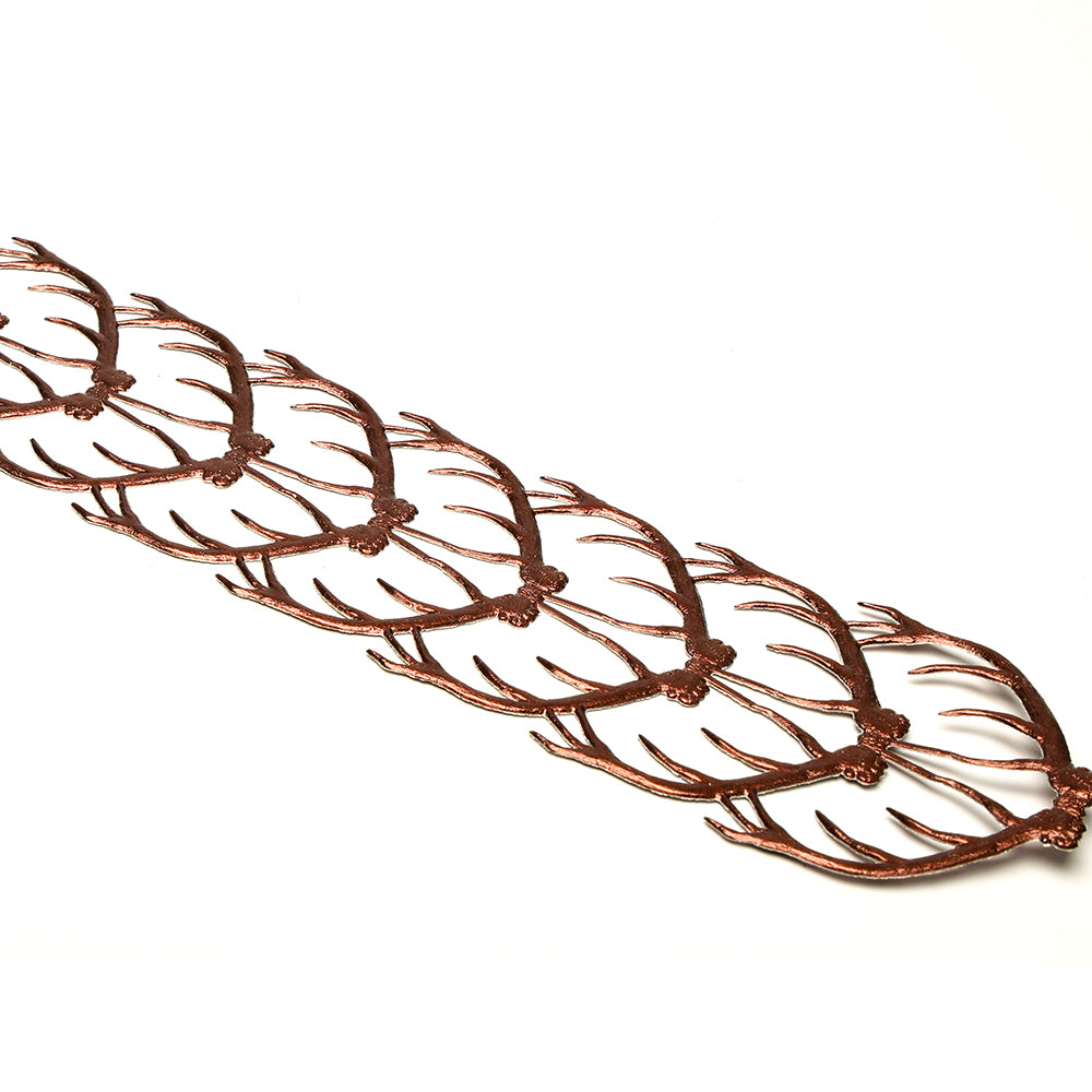 Eine diagonale Reihe von ineinander verschlungenen Bronzegeweihen von ☆ auf Weiß - ein elegantes dekoratives Element, das an skulpturale Papierkunst erinnert.