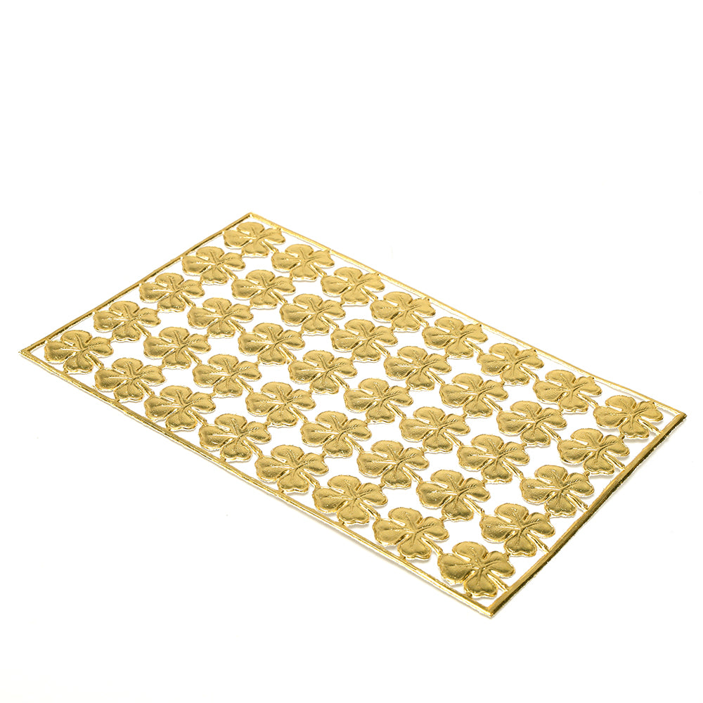 Ein rechteckiges ☆ Blatt mit erhabenen goldfarbenen Blumenmustern in Reihen auf weißem Hintergrund, ideal für Papierarbeit oder als stilvolle Dekoelemente.