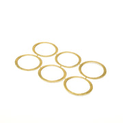 Sechs goldene Armreifen von ☆, angeordnet in zwei Reihen auf weißem Hintergrund - ideal als elegante Dekoelemente oder die perfekte Ergänzung zu Ihren Papierarbeitsprojekten.