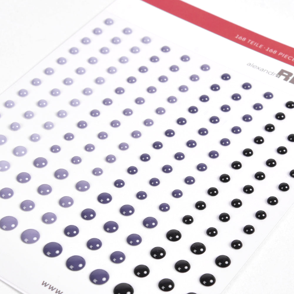 Ein Bogen Alexandra Renke Enamel Dots Violett bietet runde Klebepunkte in verschiedenen Größen mit einem Farbverlauf von hell- bis dunkelviolett - ideal für die Kartengestaltung.