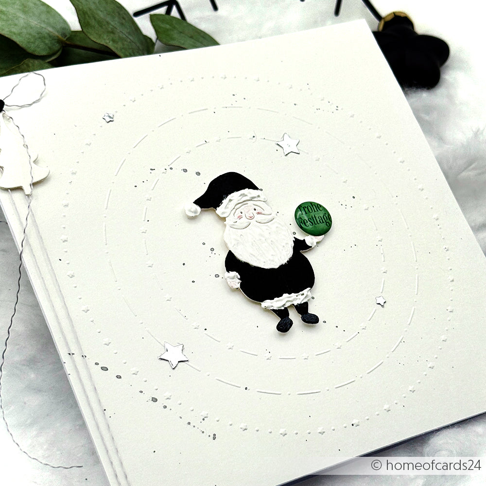 Minimalistische Weihnachtskarte von Alexandra Renke mit einem schwarz-weißen Weihnachtsmann mit grünem "Moin Festtag!"-Ornament, umgeben von Sternen und strukturiert mit dem Muster Kreise Sternenfreude Cut & Emboss Folder.