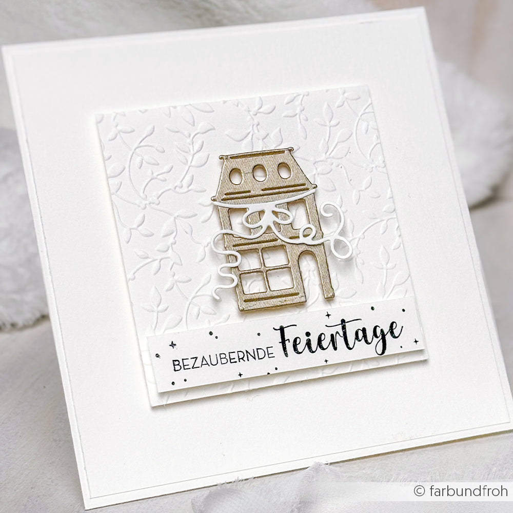 Handgefertigte Karte von Alexandra Renke mit einem geprägten floralen Hintergrund, der mit einem Cut & Emboss Folder hergestellt wurde, verziert mit einem Haus und dem Text "Bezaubernde Feiertage".
