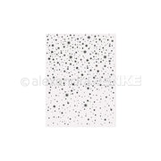 Weißes Blatt mit einem verstreuten Muster aus schwarzen Sternen und Punkten in verschiedenen Größen, die mit dem Alexandra Renke Embossing Folder geprägt wurden, um Struktur und Dimension zu erzielen.