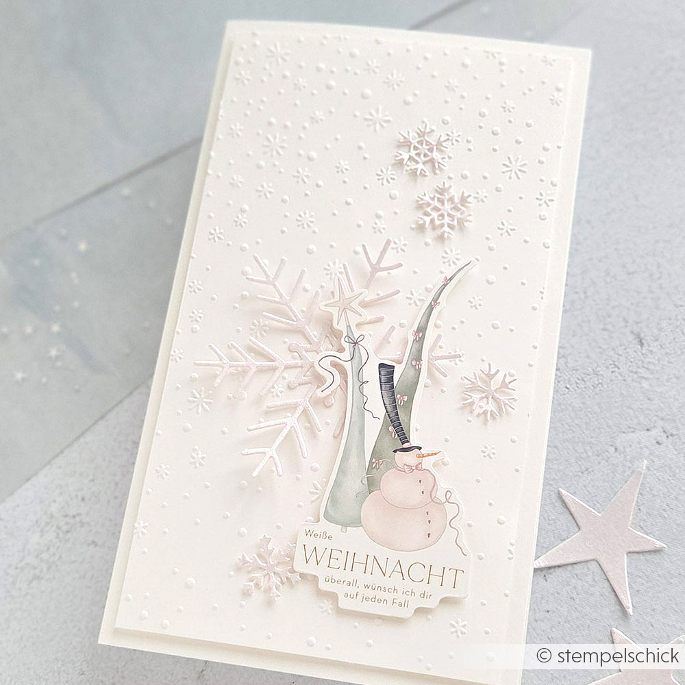 Weiße Weihnachtskarte von Alexandra Renke mit Schneeflocken, einem Schneemann und dem Text "WEIHNACHT überall, wünsch ich dir auf jeden Fall", erstellt mit dem Prägefolder Zarter Flockentanz für zusätzliche Textur und Charme.