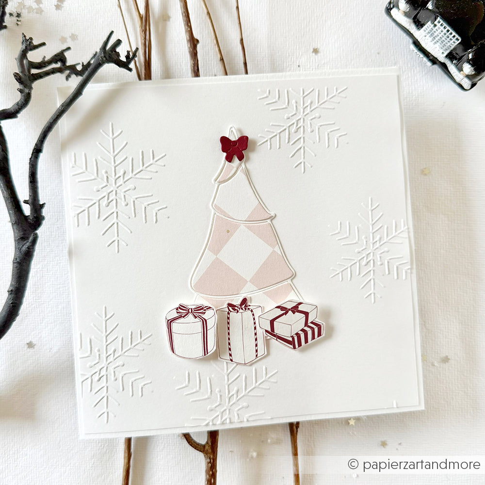 Handgemachte weiße Weihnachtskarte von Alexandra Renke mit geprägten Schneeflocken (Schneeflocken Cut & Emboss Folder), einem karierten Weihnachtsbaum und vier verpackten Geschenken.