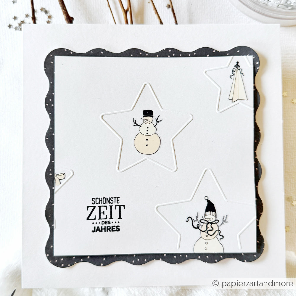 Handgefertigte Karte von Alexandra Renke mit sternförmigen Schneemännern, schwarzem Rand, deutschem Text und einfachen Winterdekorationen, mit einer mit einem Prägefolder geprägten Sterne Outline für zusätzliche Dimension.