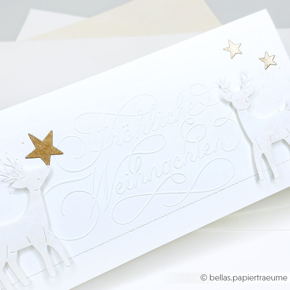 Weiße Weihnachtskarte von Alexandra Renke mit geprägtem deutschen Text, zwei weißen Rentieren und zwei goldenen Sternen, hergestellt mit dem Cut & Emboss Folder.