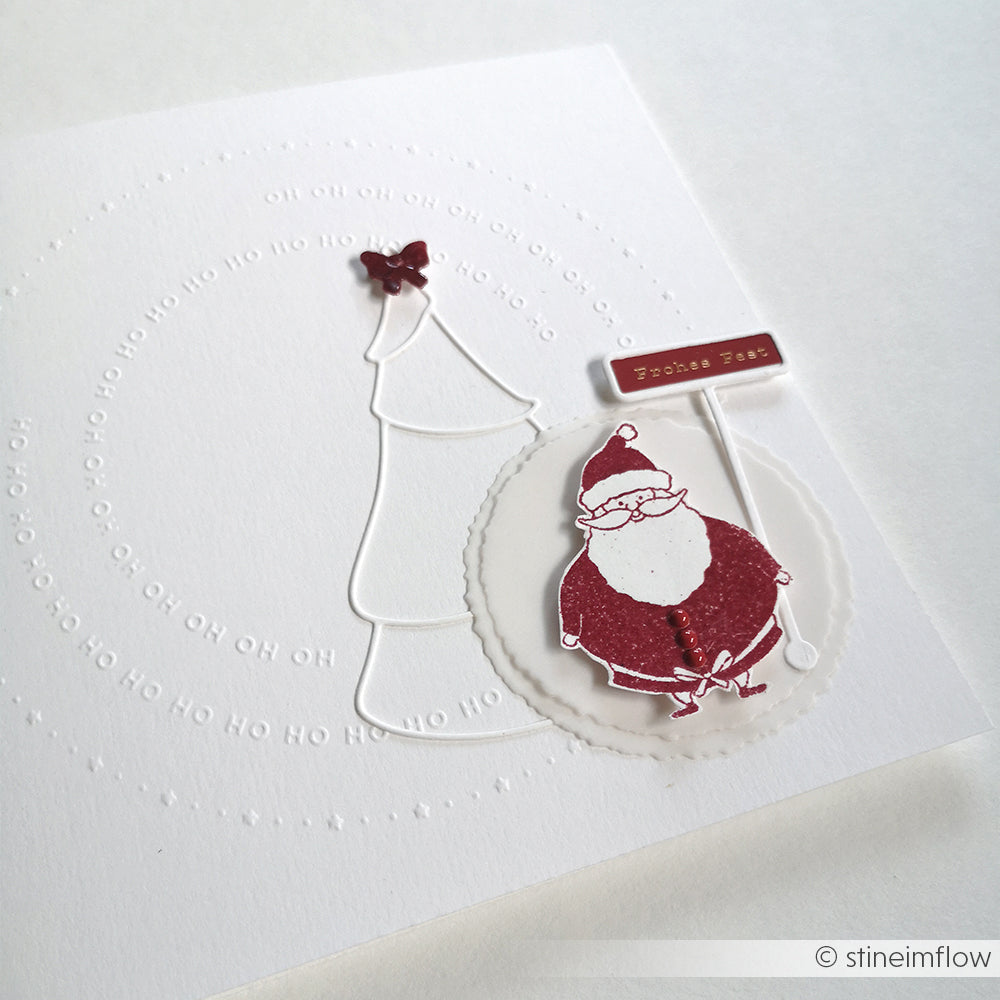 Minimalistische Weihnachtskarte mit einfachem Baumumriss, rotem Weihnachtsmannausschnitt und geprägtem Ho-Ho-Ho-Text mit dem Alexandra Renke Kreis Ho-Ho-Ho-Prägefolder.