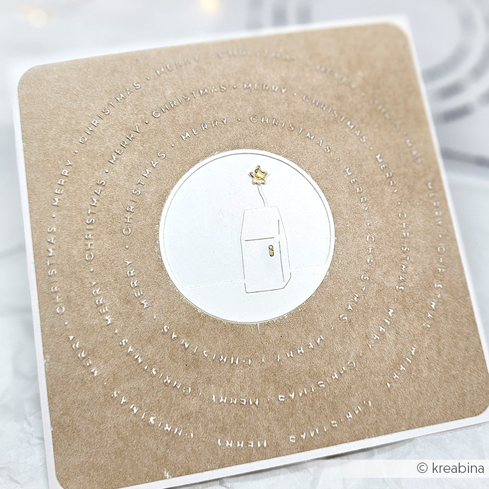 Die quadratische Weihnachtskarte von Alexandra Renke zeigt ein minimalistisches Haus und einen goldenen Stern, umrahmt vom Text Frohe Weihnachten" - ideal für die Verwendung mit einem Prägefolder, um elegante Dimension und Textur hinzuzufügen.