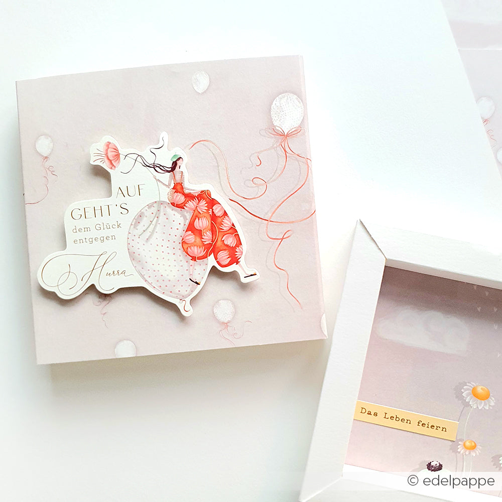 Alexandra Renke Grußkarte mit zwei Mädchen mit Luftballons und einer deutschen Botschaft neben einem weißen Textfeld - ideal für Papertie-Projekte oder zur Ergänzung Ihrer Ephemera-Sammlung mit charmanten Papierelementen.