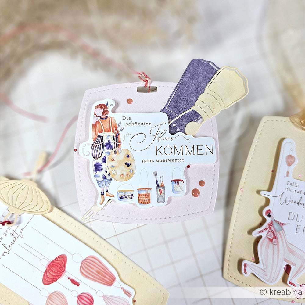 Quadratische Karte von Alexandra Renke mit Illustrationen zum Thema Küche, deutschem Text und einem Anhänger mit Schneebesen und Reißzwecke - ideale Ephemera oder Papierelemente für Ihre Papertie-Projekte.