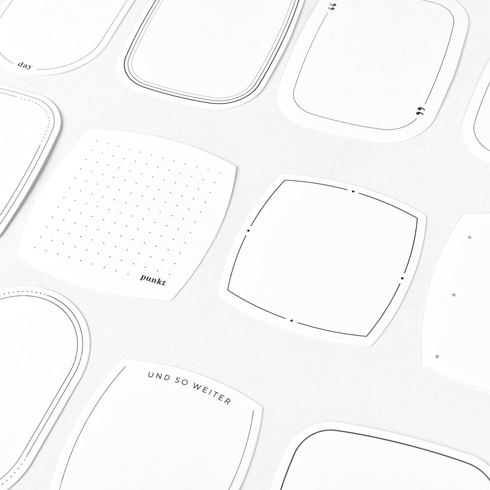 Sortierte weiße Blankopapierbögen von Alexandra Renke mit schwarzem Rand und gepunkteten, linierten oder einfarbigen Motiven - ideal für kreative Projekte, Papertie-Projekte oder Ephemera-Sammlungen.