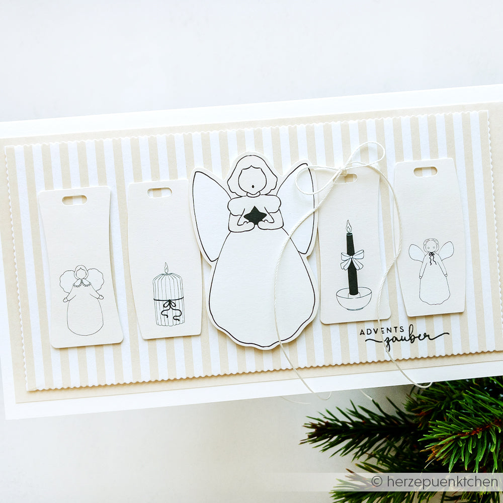 Handgefertigte Karte von Alexandra Renke mit fünf Engel- und Kerzenanhängern mit Schnur, gestreiftem Hintergrund und Tannenakzent - ideal für Papertie-Projekte oder als einzigartige Ephemera mit charmanten Papierelementen.