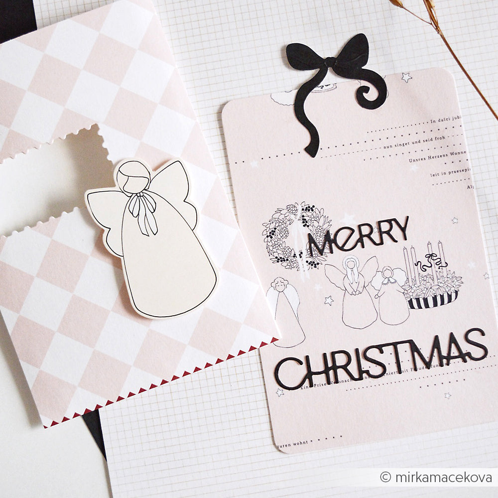 Handgemachte Weihnachtskarte von Alexandra Renke mit Papierelementen und Engelsausschnitten, einem "Frohe Weihnachten"-Gruß und gemustertem Umschlag - ideal für einzigartige Papertie-Projekte.
