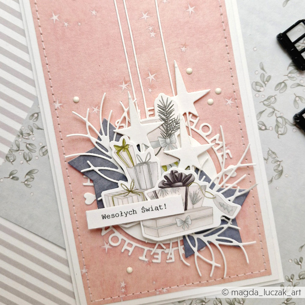 Handgefertigte Weihnachtskarte von Alexandra Renke mit Stern-Ephemera, Geschenken und dem polnischen "Wesołych Świąt!" auf rosa Hintergrund - ideal für festliche Papertie-Projekte.