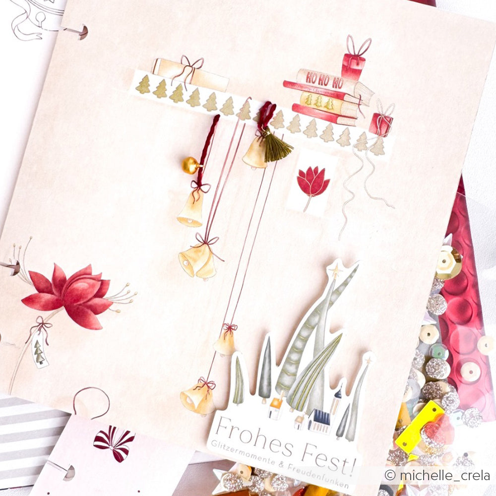 Scrapbook-Seite von Alexandra Renke mit festlicher Weihnachtsdekoration, Ephemera wie Glocken, Bäumen, Sternen, Geschenken und "Frohes Fest!"-Ideal für Papertie-Projekte und einzigartige Papierelemente beim Basteln.