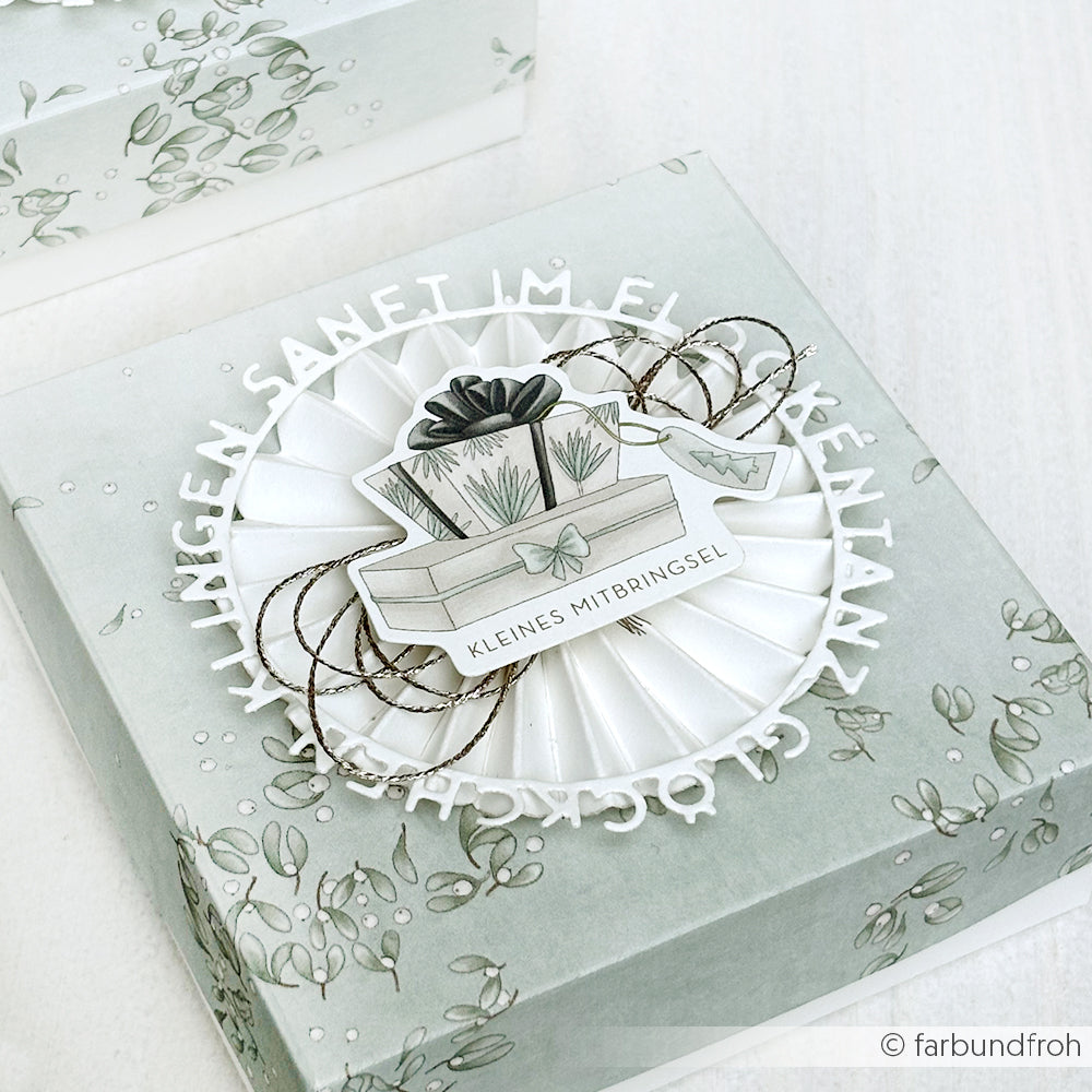 Dekorative mintgrüne Geschenkbox von Alexandra Renke mit einer Papierrosette und einem "KLEINES MITBRINGSEL"-Anhänger - ideal für Papertie-Projekte oder zum Veredeln von Geschenken mit einzigartigen Papierelementen.