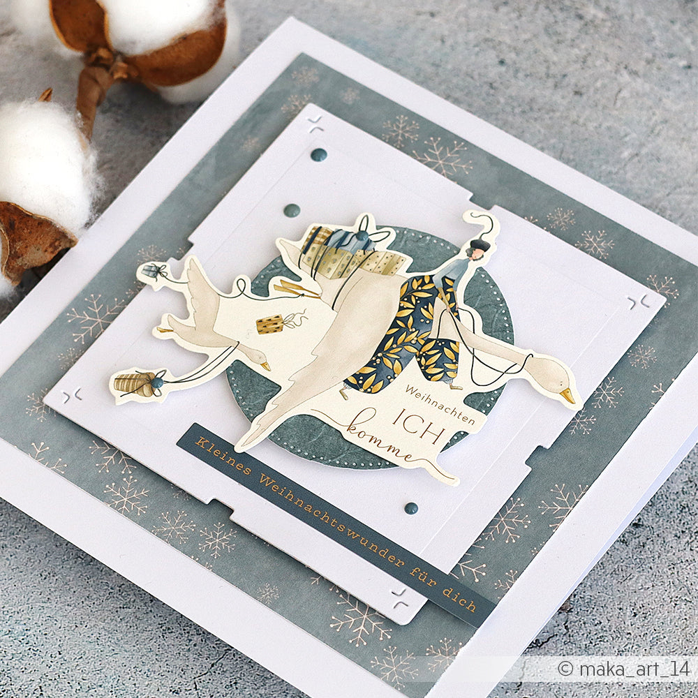 Handgemachte Winterkarte von Alexandra Renke mit illustrierten Gänsen, Geschenken, Schneeflocken und deutschen Weihnachtsgrüßen auf blauem Hintergrund - ideal für Papertie-Projekte oder festliche Papierelemente in Ihrer Sammlung.