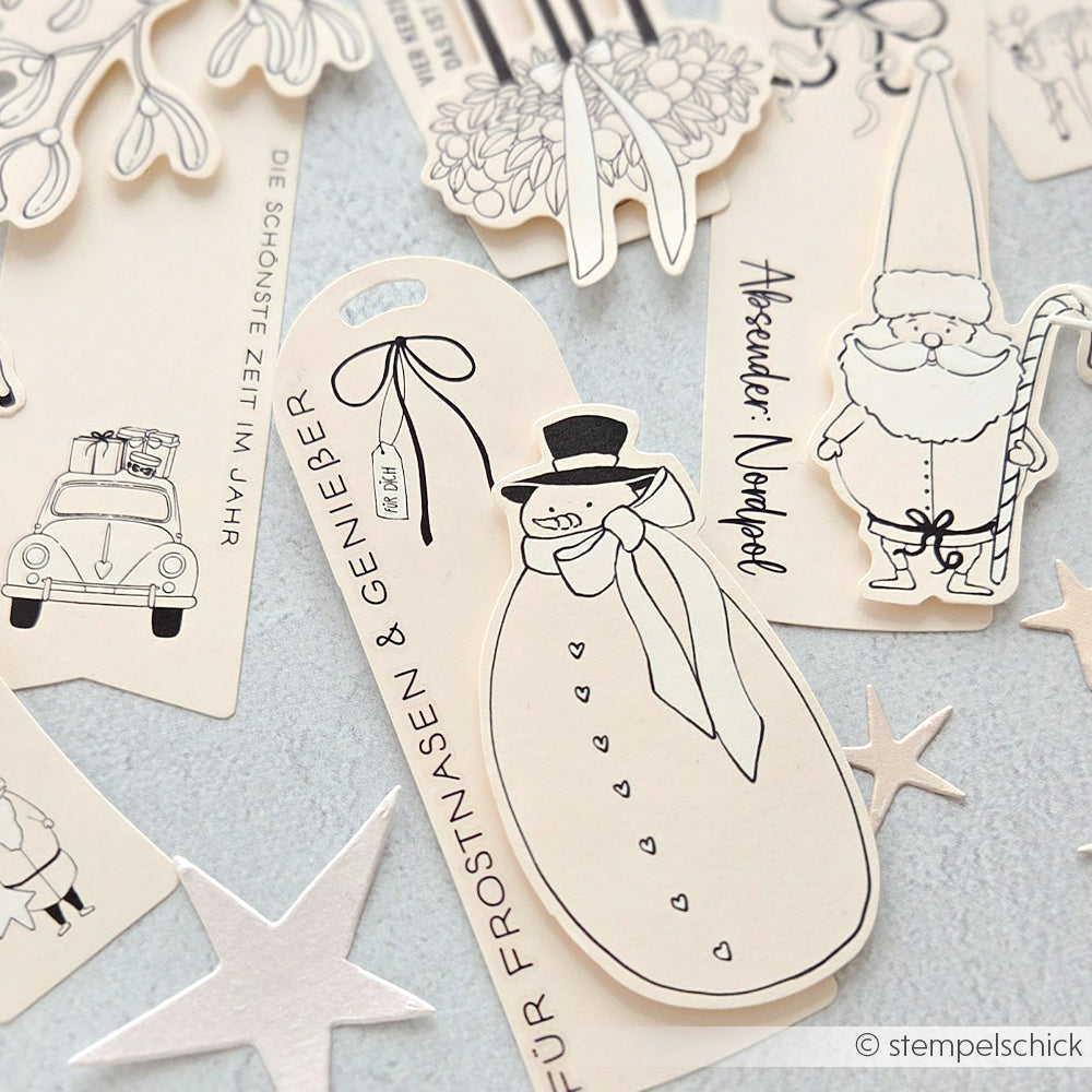 Verschiedene schwarz-weiße weihnachtliche Papierelemente von Alexandra Renke - mit Schneemann, Weihnachtsmann und einem Auto mit Geschenken, perfekt für Ephemera oder Papertie-Projekte.