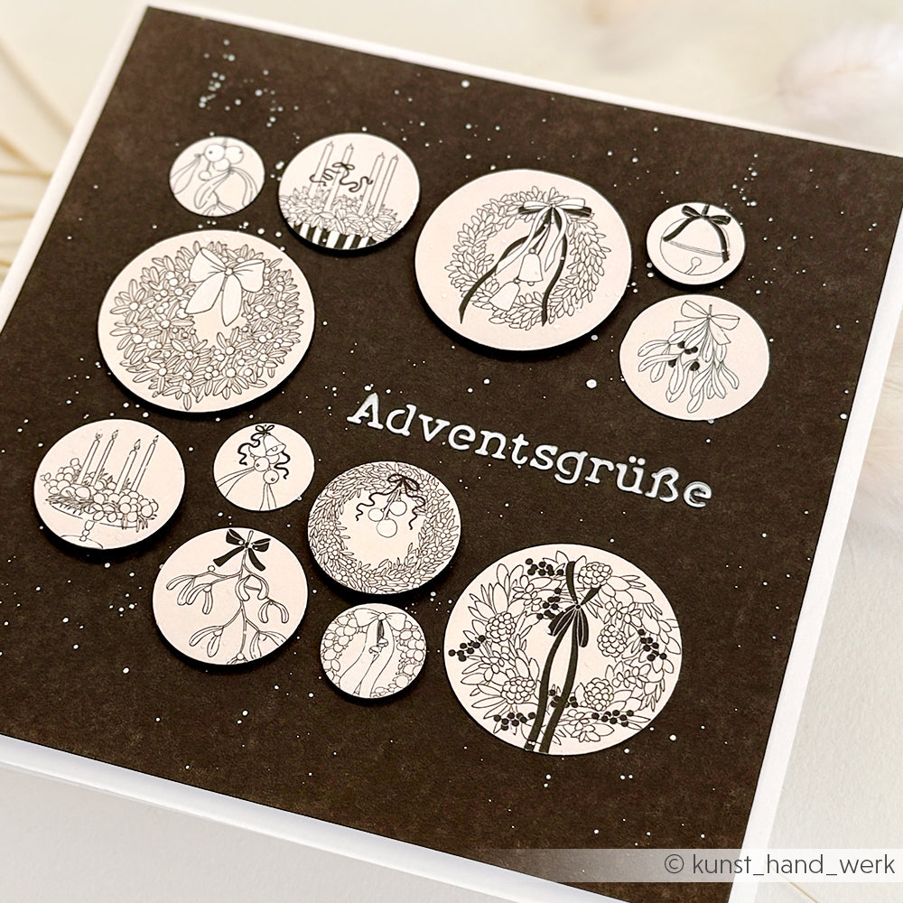 Quadratische Karte von Alexandra Renke mit handgezeichneten Winterkranz- und Kerzenillustrationen auf dunklem Hintergrund - ideal für Papertie-Projekte oder als entzückende saisonale Ephemera.