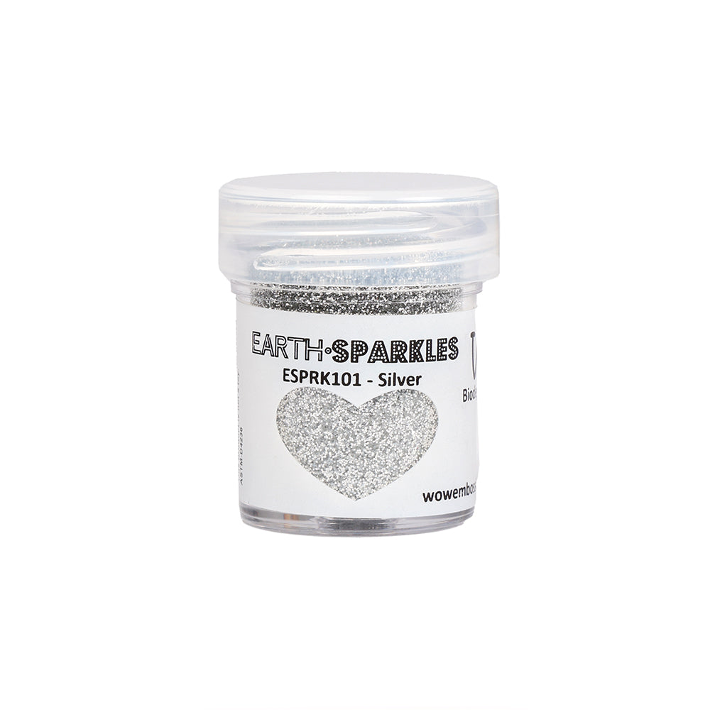 Kleines Döschen mit silbernem Bio-Glitter von WOW Embossing Powder mit der Aufschrift Earth Sparkles und einem herzförmigen Fenster, auf dem der Glitter zu sehen ist; dieser biologisch abbaubare Glitter ist perfekt für umweltbewussten Glanz.