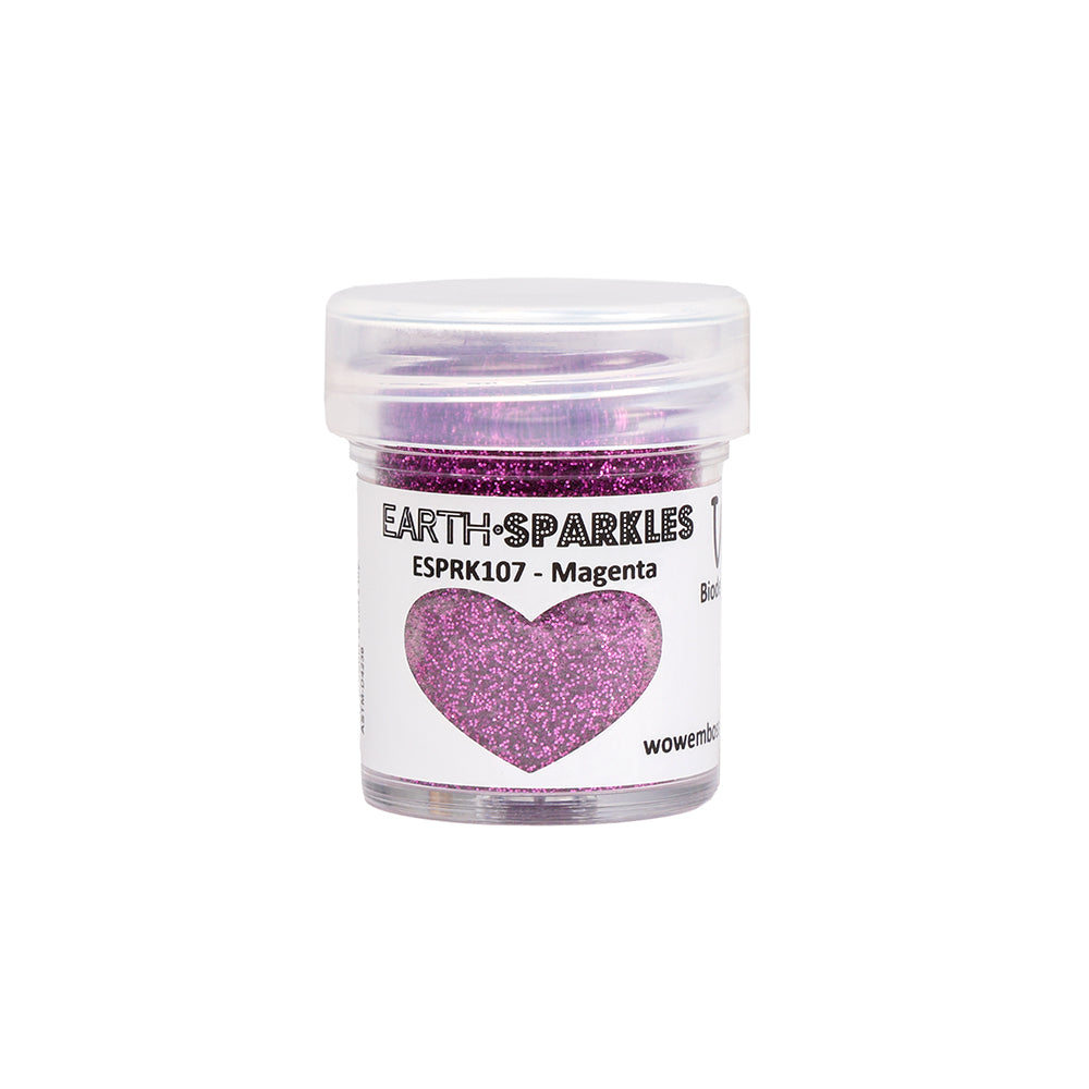 Ein kleines Döschen mit der Aufschrift WOW Embossing Powder mit pflanzlichem Glitzer, magentafarbenem Glitter und einem magentafarbenen Herz auf dem Etikett.