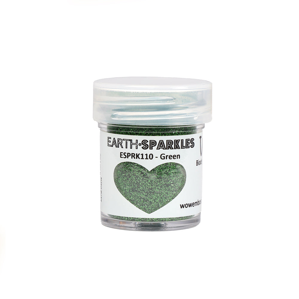 Ein kleines Döschen von WOW Embossing Powder mit der Aufschrift EARTH SPARKLES, gefüllt mit grünem Bio Glitter und mit einem herzförmigen Fenster; der Glitter ist pflanzlich und biologisch abbaubar.