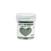 Ein kleines Döschen von WOW Embossing Powder mit der Aufschrift EARTH SPARKLES, gefüllt mit grünem Bio Glitter und mit einem herzförmigen Fenster; der Glitter ist pflanzlich und biologisch abbaubar.