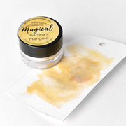 Ein kleines Glas mit der Aufschrift Lindy's Stamp Gang, gefüllt mit hochpigmentiertem Pulver, steht neben einem Farbmuster auf weißem Papier.