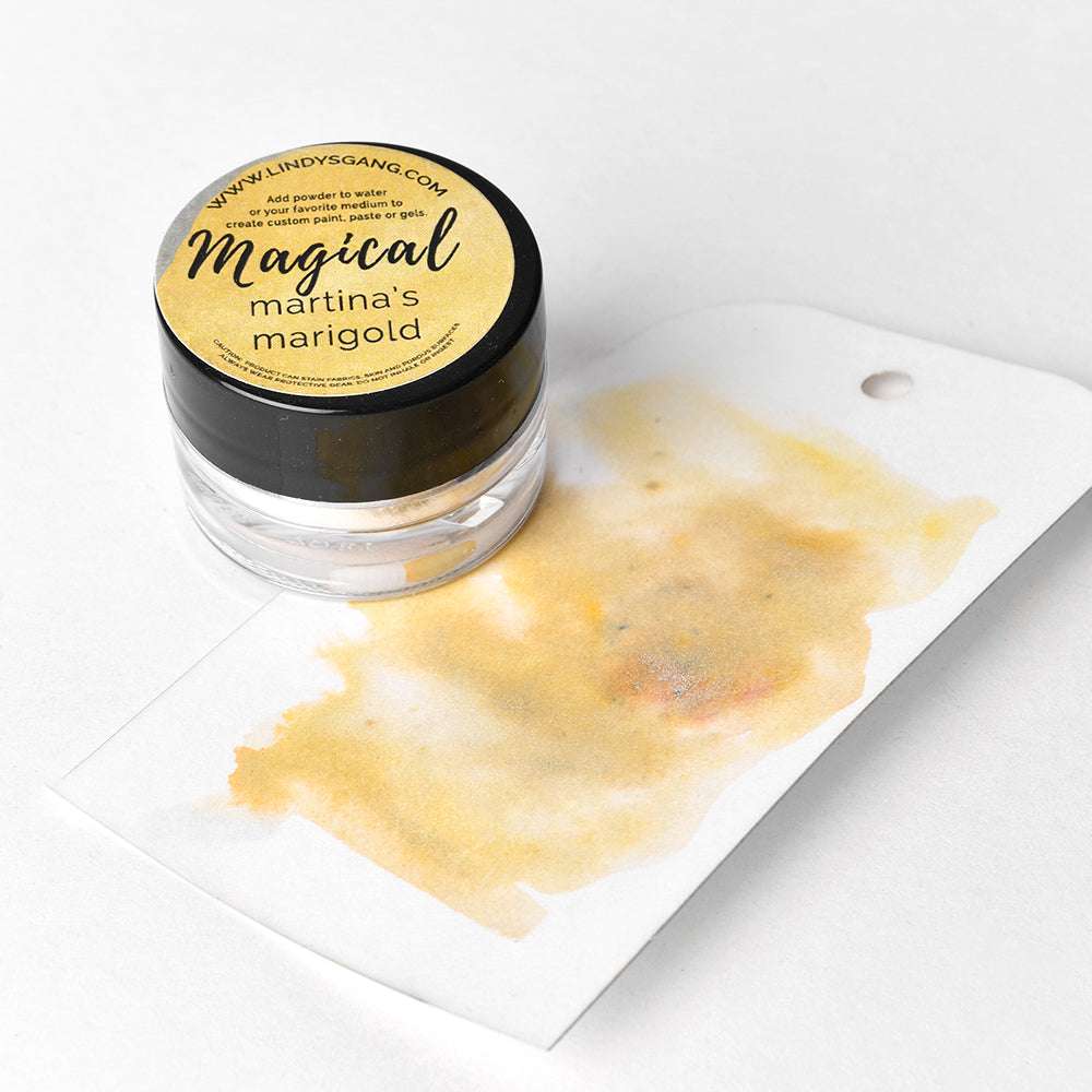 Ein kleines Glas mit der Aufschrift Lindy's Stamp Gang, gefüllt mit hochpigmentiertem Pulver, steht neben einem Farbmuster auf weißem Papier.